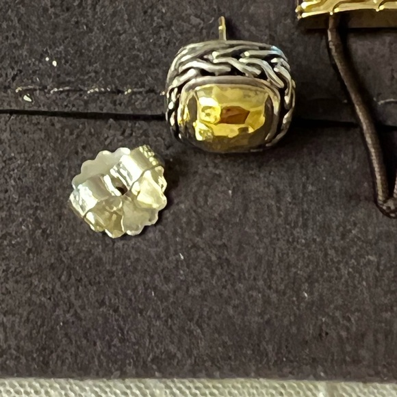 John Hardy Sterling Silver and 22 karat gold earrings. - Picture 9 of 11